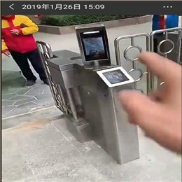 <寶業(yè).月亮湖花園小區(qū)>作為荊門示范型小區(qū)，采用雙目動態(tài)人臉識別云對講